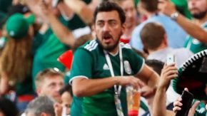En lugar del grito la afición mexicana en Ekaterimburgo mejor cantó una romántica. (Foto: EFE/EPA/FRANCIS R. MALASIG)
