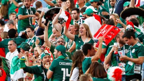 En lugar del grito la afición mexicana en Ekaterimburgo mejor cantó una romántica. (Foto: EFE/EPA/FRANCIS R. MALASIG)