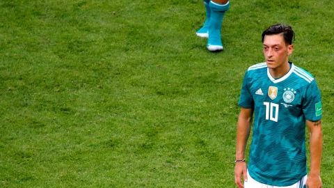 Mesut Oezil no toleró los señalamientos de los aficionados germanos. (Foto: EFE/EPA/DIEGO AZUBEL)