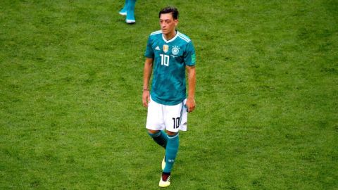 Mesut Oezil no toleró los señalamientos de los aficionados germanos. (Foto: EFE/EPA/DIEGO AZUBEL)