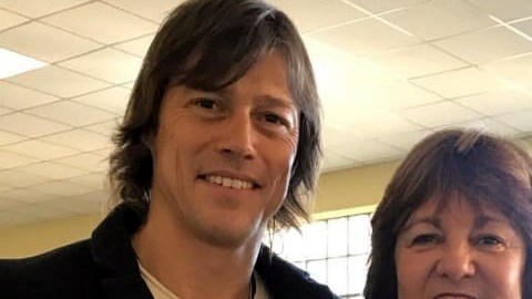 Matías Almeyda donó una biblioteca a su escuela primaria y ahí decidió su futuro