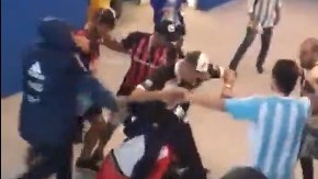Hinchas argentinos golpearon sin piedad a dos croatas