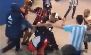 Hinchas argentinos golpearon sin piedad a dos croatas