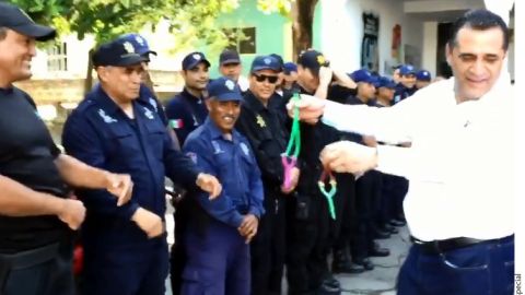 Policias armados con resorteras.
