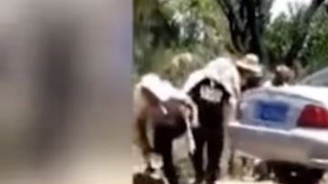 Lo entierran en automóvil