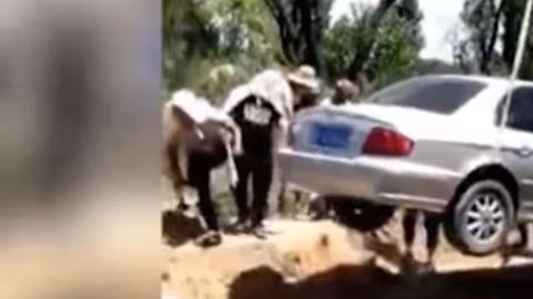 Lo entierran en automóvil