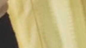 Noah y Kalea Avery se toman de la mano en la sala del hospital.