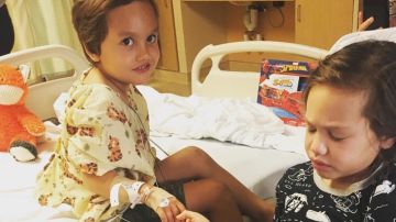 Noah y Kalea Avery se toman de la mano en la sala del hospital.