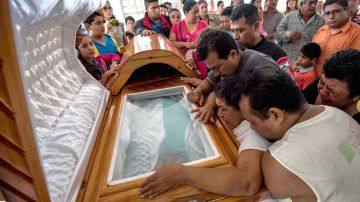 Parientes y familiares del periodista Pedro Tamayo, asesinado en julio de 2016, lloran durante su funeral en el estado de Veracruz.