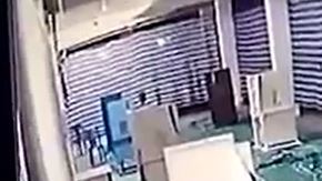 Padre abandona a bebé