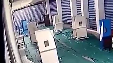 Padre abandona a bebé