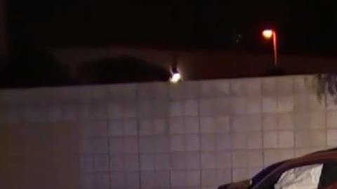 El Dodge Challenger del conductor se estrelló contra una pared.