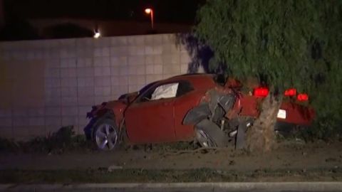 El Dodge Challenger del conductor se estrelló contra una pared.