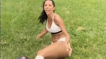Brittany Renner mezcla twerking con futbol.