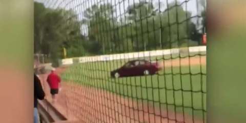 La mujer manejó erráticamente dentro del estadio