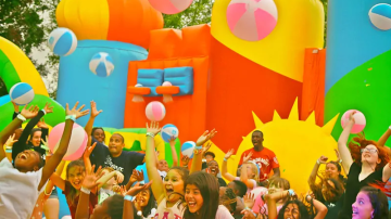 The Big Bounce America ofrece 10,000 pies cuadrados de diversión hinchable.