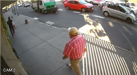 Microbus arrolla a ciclista.