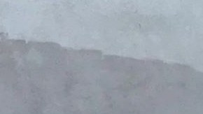 La familia, incluidas tres niñas y un bebé, frente a los agentes que arrestaron al impostor.