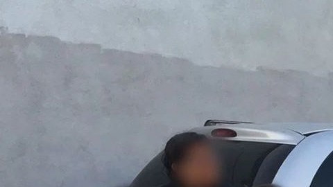La familia, incluidas tres niñas y un bebé, frente a los agentes que arrestaron al impostor.