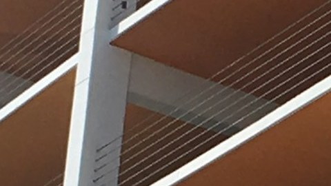 Los cables de seguridad evitaron que el auto cayera en picado.