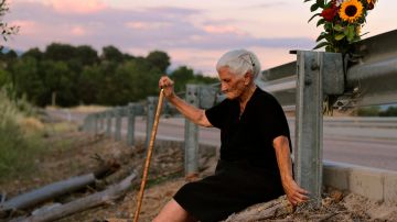 María Martín sits by the road which covers the mass grave containing her mother’s remains.
Foto: Almudena Carracedo
