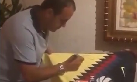 Cuauhtémoc Blanco le regaló una playera del América autografiada a López Obrador