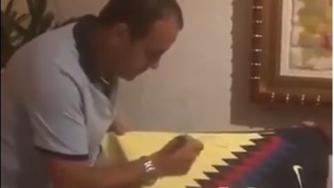 Cuauhtémoc Blanco le regaló una playera del América autografiada a López Obrador