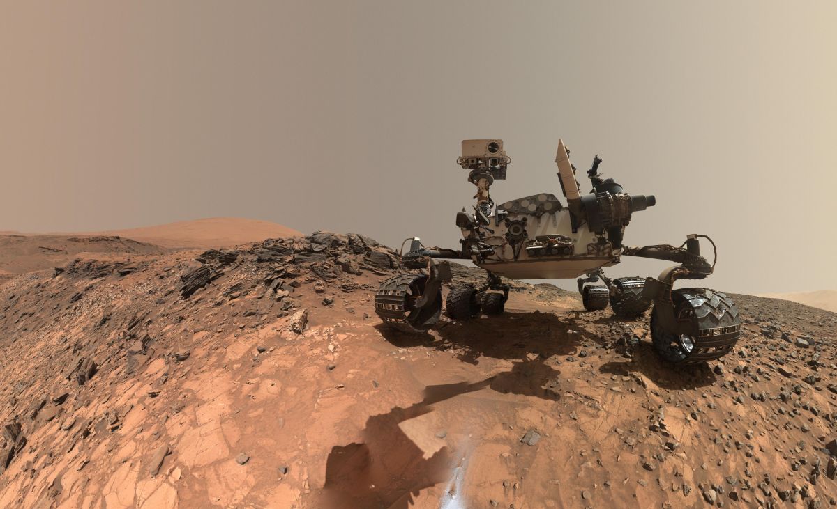 El vehículo explorador Curiosity perfora una roca en Marte.