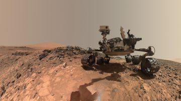 El robot Curiosity de la NASA explora Marte.