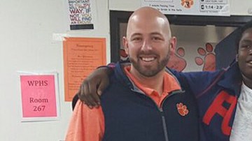 El director de una escuela recibe un regalo muy especial de parte de sus alumnos.