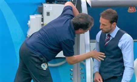 El polémico momento entre el Bolillo Gómez y Gareth Southgate.