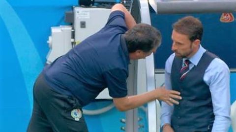 El polémico momento entre el Bolillo Gómez y Gareth Southgate.