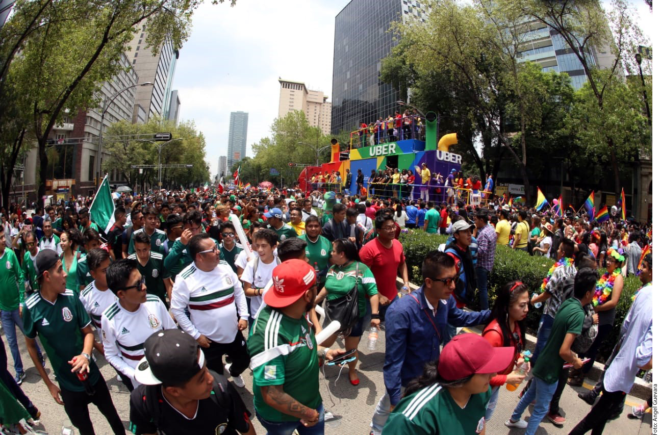 Mientras la marcha gay se dirigía al Zócalo, los aficionados iban para el Ángel, sobre Paseo de la Reforma.
