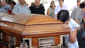 Parientes del periodista mexicano Juan Carlos Huerta, asesinado el 15 de mayo, durante su funeral en la ciudad de Villarhemosa.