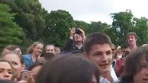 Emmanuel Macron regaña a un adolescente en París