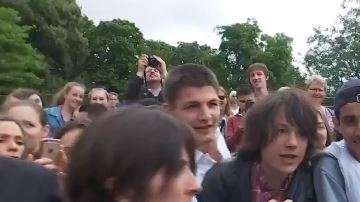 Emmanuel Macron regaña a un adolescente en París