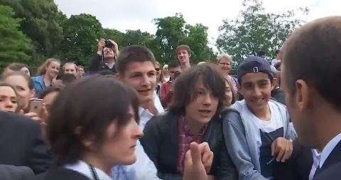 Emmanuel Macron regaña a un adolescente en París