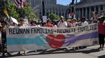Los manifestantes pidieron la reunificación de más de 2,000 niños con sus padres.