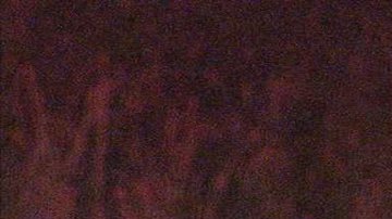 El sargento de policía Donald Boice atendiendo a un bebé durante un accidente de tráfico.