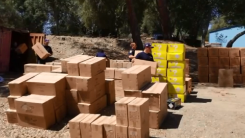 La agencia confisca 200,000 libras de fuegos artificiales ilegales al año.