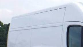 Se busca una camioneta de carga Dodge ProMaster 2018 blanca.