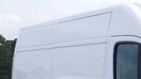 Se busca una camioneta de carga Dodge ProMaster 2018 blanca.