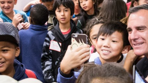 Eric Garcetti rodeado de niños en su imagen de fondo de Twitter.