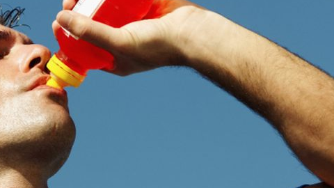Gatorade es una bebida isotónica usada para recuperar carbohidratos.