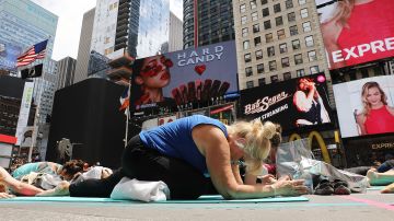 Miles celebran el solsticio de verano de 2017 en NY con prácticas de yoga.