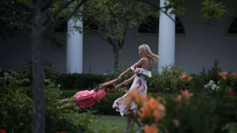 Ivanka Trump ha sido criticada por publicar imágenes de ella y sus hijos en medio de la crisis migratoria.