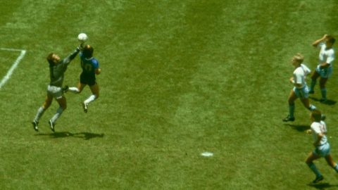 El argentino Diego Maradona y Peter Shilton en la postal inolvidable de 'La mano de Dios'. (Foto: Allsport/Getty Images)