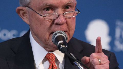 Jeff Sessions pide que se deje trabajar a ICE.