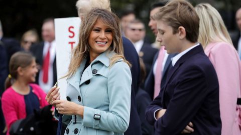 La primera dama Melania Trump y su hijo Barron.