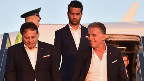 El entrenador de Irán Carlos Queiroz sale del avión en el aeropuerto Vnukovo de Moscú. (Foto:  Yuri KADOBNOV / AFP/Getty Images)
